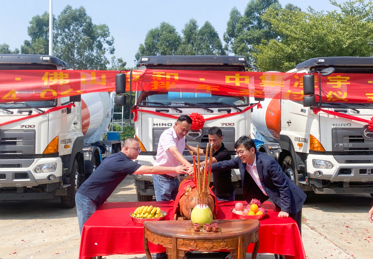 喜氣洋洋共相聚，40臺凌宇攪拌車交付大客戶！