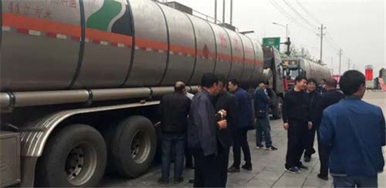 中集凌宇：三晉大地現(xiàn)新潮液罐車，引來200多人圍觀