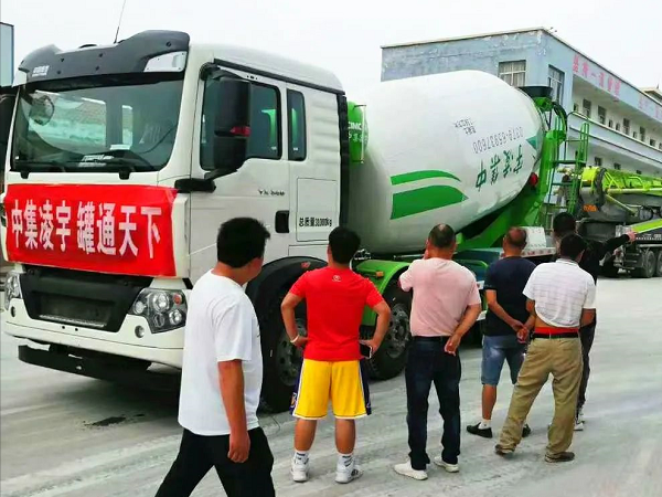 開(kāi)攤啦！凌宇攪拌車(chē)“擺攤兒”湖北，客戶(hù)當(dāng)場(chǎng)下單！