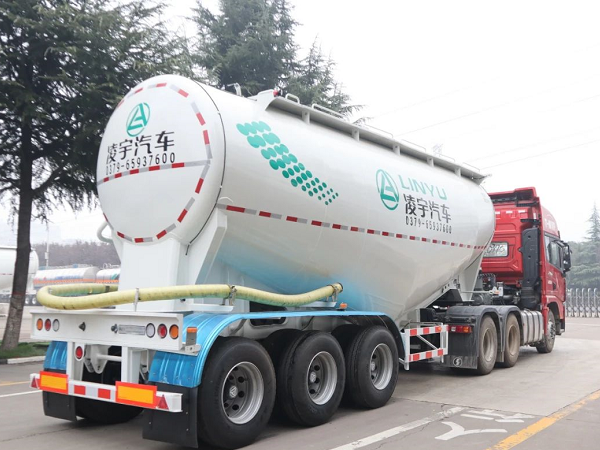 “小白罐”喜迎新搭檔，六大優(yōu)勢帶你揭秘專用牽引車