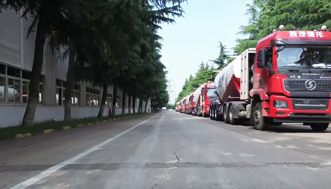 大單!100臺#粉罐半掛車 陸續(xù)發(fā)車，震撼#航拍