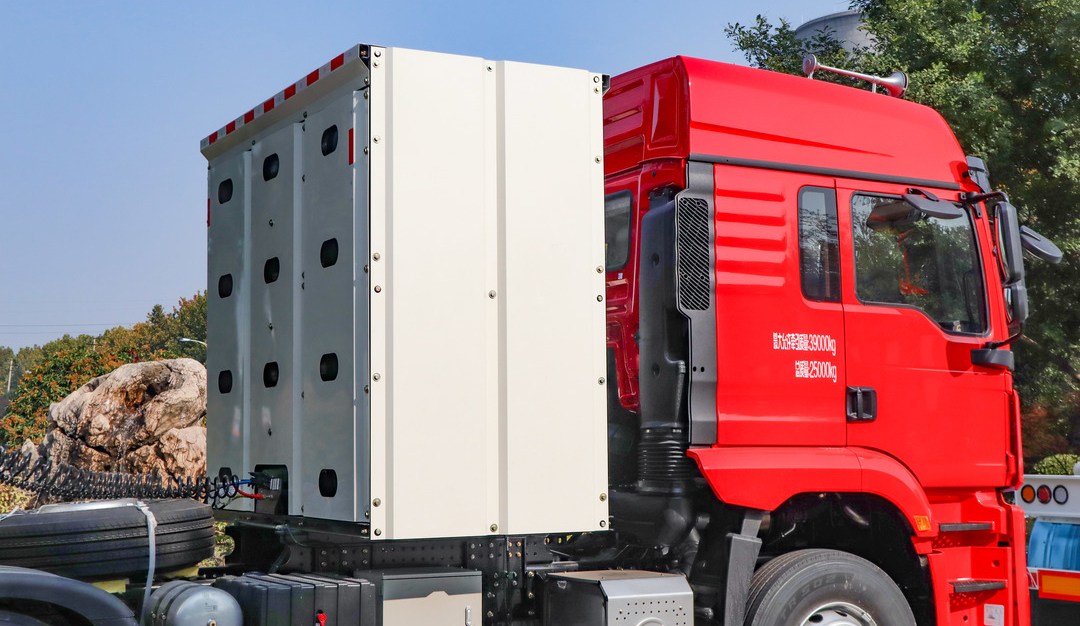 金秋暖陽，微風(fēng)和煦！凌宇新能源粉罐半掛批量奔赴西南地區(qū)