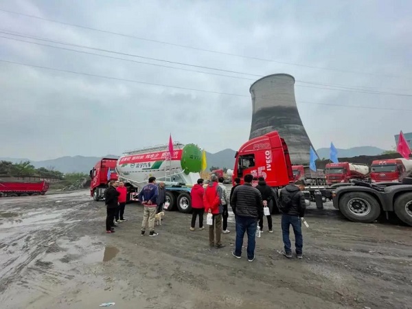 全國巡展丨凌宇2021款粉罐車驚艷亮相，場面火爆……