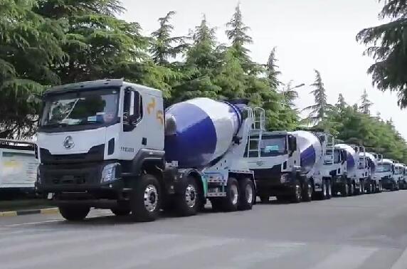 市場如此火爆，一批批新車交付用戶。場面壯觀！