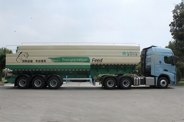 保障飼料運(yùn)輸安全！散裝雛禽飼料運(yùn)輸半掛車的特點(diǎn)及優(yōu)勢(shì)有哪些？